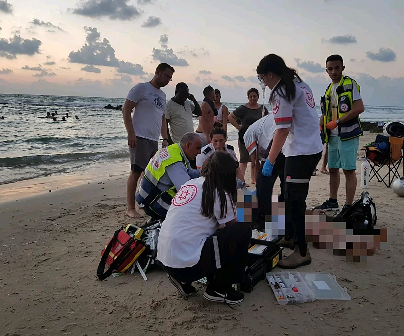 צוות מד''א מטפל במקרה טביעה