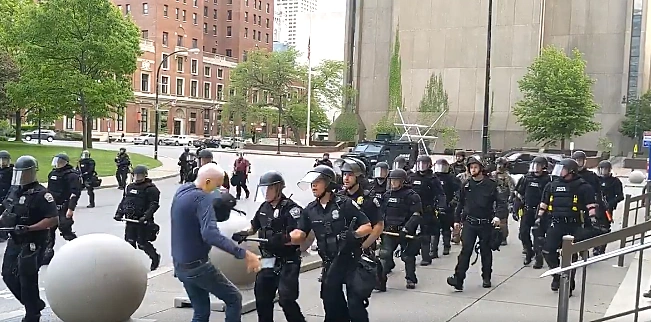 שוטרים דוחפים מפגין בארה''ב