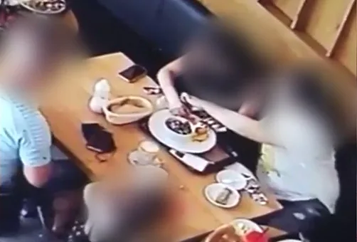 לקוחה שמה סערה במנה