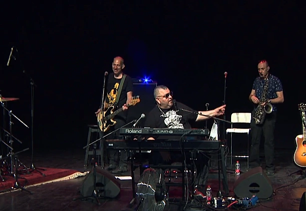 החברים של נטאשה בחזרות למופע חדש