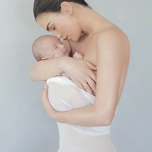 הדוגמנית שיר אלמליח עם בנה הבכור