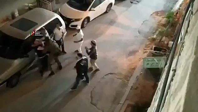 לוחם גולני מסייע לפלסטיני שהותקף על ידי מתנחלים