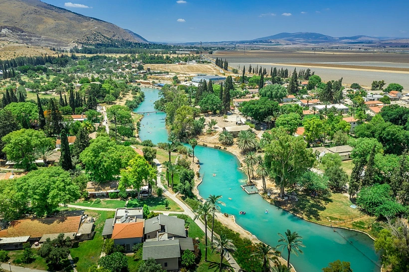 נחל האסי שחוצה את קיבוץ ניר דוד