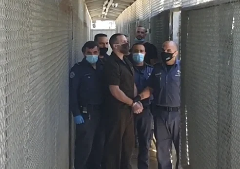 עיסאם ברגותי מובא לבית המשפט הצבאי