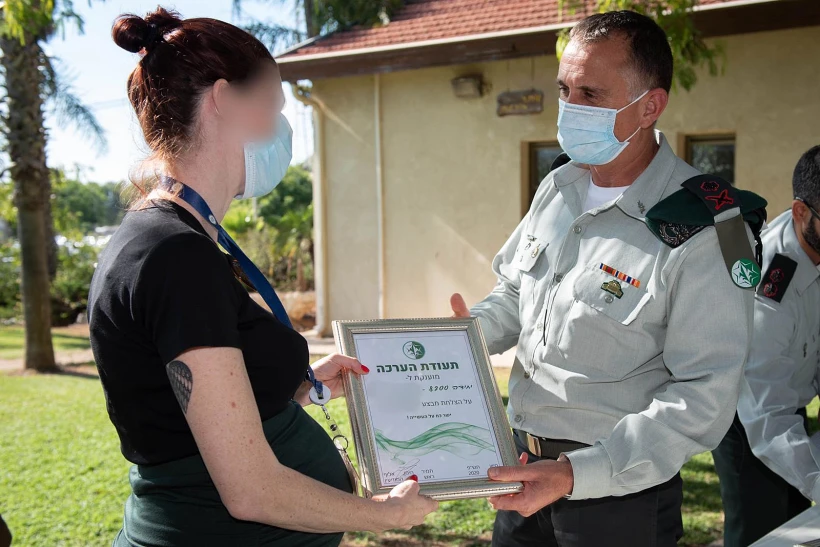 ראש אמ''ן, אלוף תמיר הימן, מעניק צל''ש ליחידות האגף