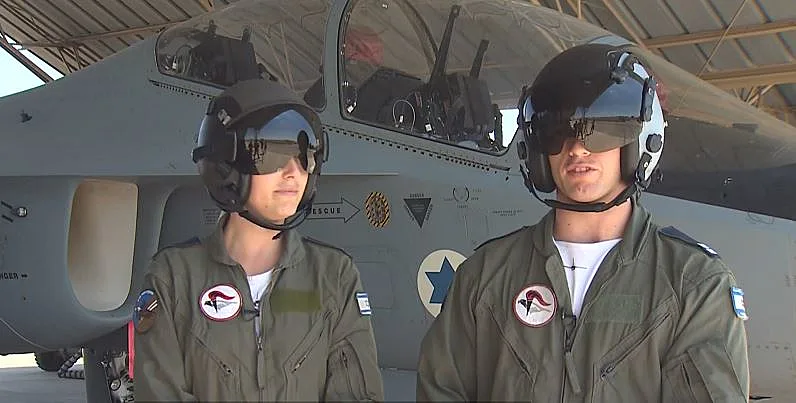 סגן נ' וסגן י', מסיימי קורס טיס 180