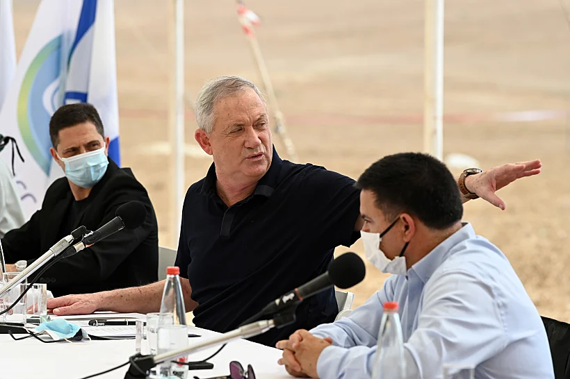שר הביטחון בני גנץ בביקור באתר הבנייה הצפוי של פרויקט מעבר אמ''ן לנגב, לצד השר מיכאל ביטון וראש עיריית באר שבע רוביק דנילוביץ'