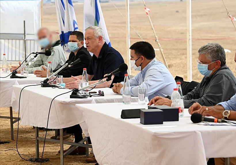 שר הביטחון בני גנץ בביקור באתר הבנייה הצפוי של פרויקט מעבר אמ''ן לנגב, לצד השר מיכאל ביטון וראש עיריית באר שבע רוביק דנילוביץ'