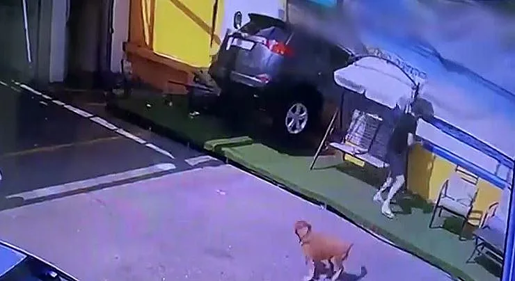 התנגש בקיר במכון שטיפת מכוניות