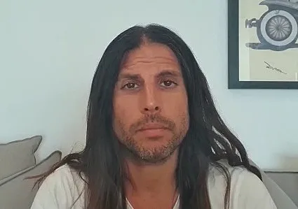 רוי בוי מתנצל