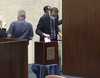 ח''כ צבי האוזר מצביע לוועדה לבחירת שופטים