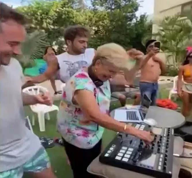 מסיבה במלונית קורונה