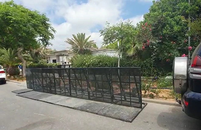 גדרות מחוץ למעונו הפרטי של רה''מ נתניהו בקיסריה
