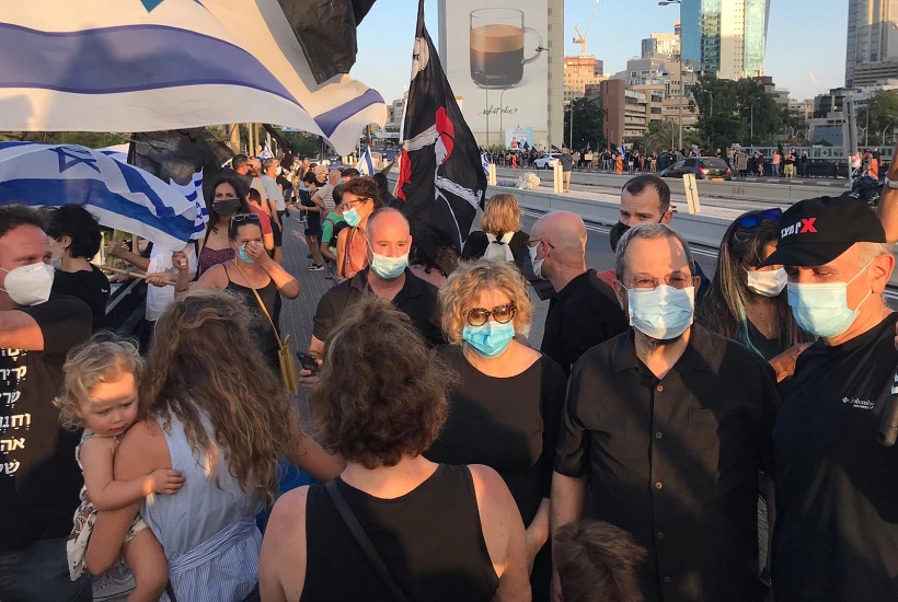 ראש הממשלה לשעבר אהוד ברק באחד ממוקדי ההפגנה, היום