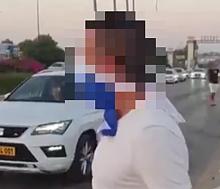 פעיל ימין מגדף את מפגיני הדגלים השחורים בעוטף עזה, לפני שאירעה תקיפה