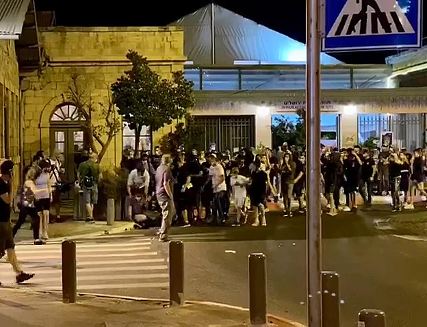 צלם חדשות 13 הותקף במהלך הפגנה בבלפור