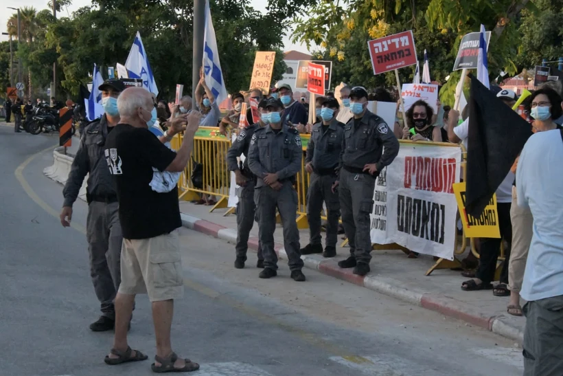 מחאה מול ביתו של נתניהו בקיסריה