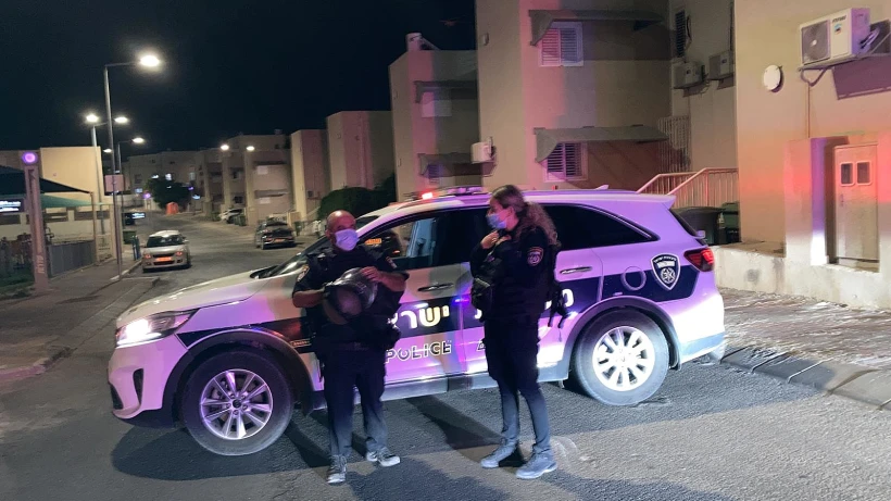 חבלני משטרה בזירת נפילת השרידים בשדרות