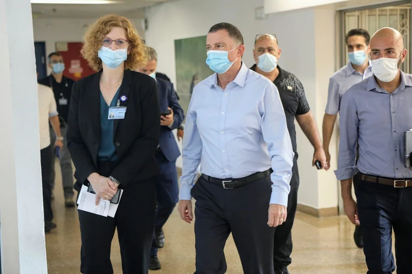 יולי אדלשטיין בביקור בבית החולים ולפסון בחולון
