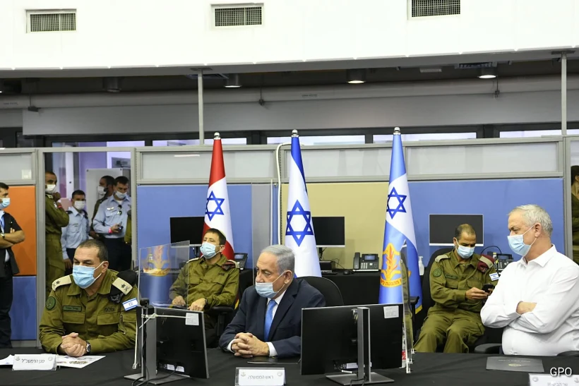 בני גנץ ובנימין נתניהו במפקדת פיקוד העורף