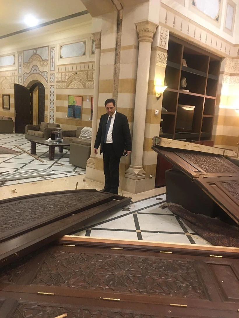 ראש ממשלת לבנון לצד ההרס שנגרם במשרדו בשל הפיצוץ