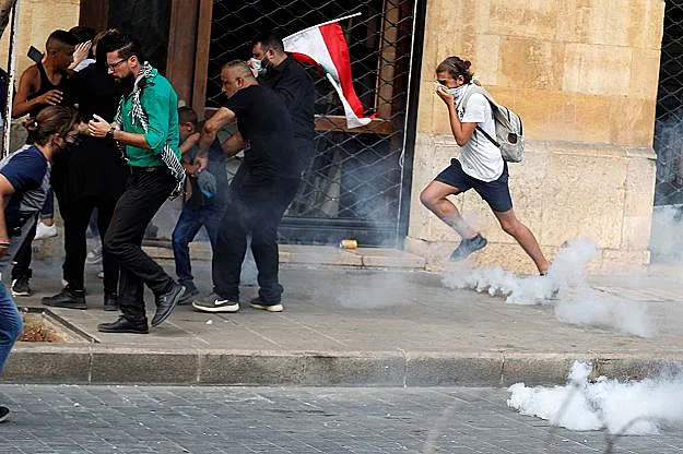 מחאה מול בניין הפרלמנט בביירות