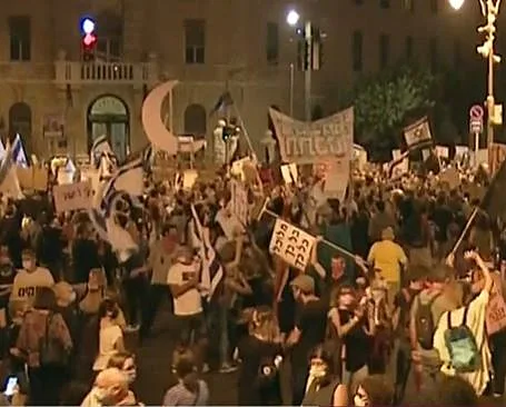 אלפים מפגינים מול מעון רה''מ בבלפור