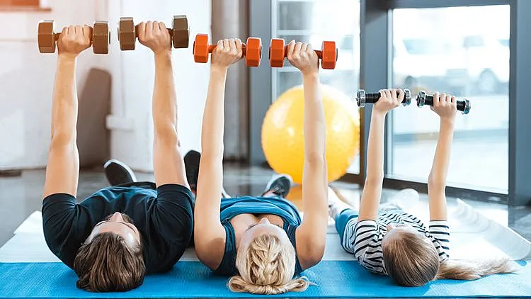 אימון כושר גופני עם ילדים. שאטרסטוק