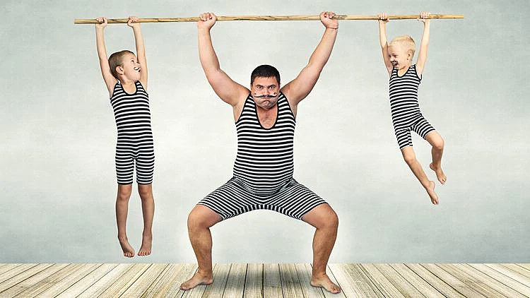 אימון כושר גופני עם ילדים. שאטרסטוק