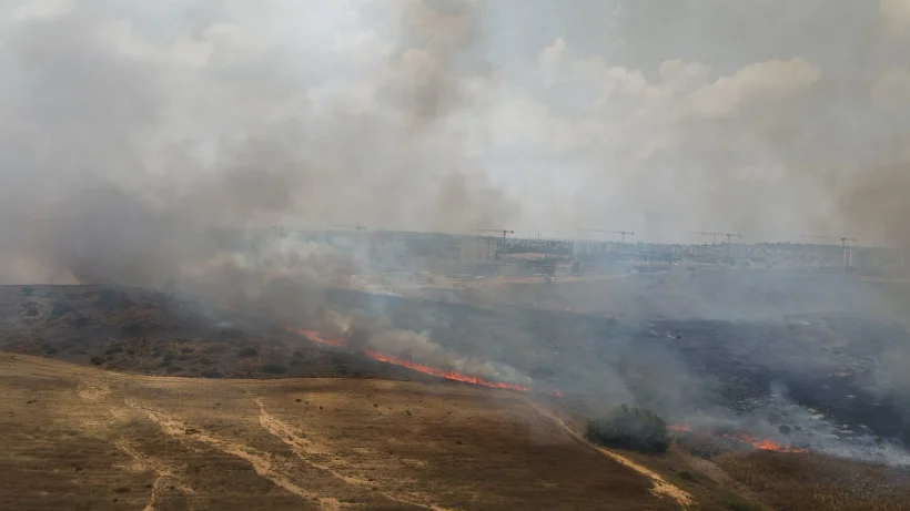 שריפה שפרצה במועצה האזורית שער הנגב כתוצאה מבלוני תבערה