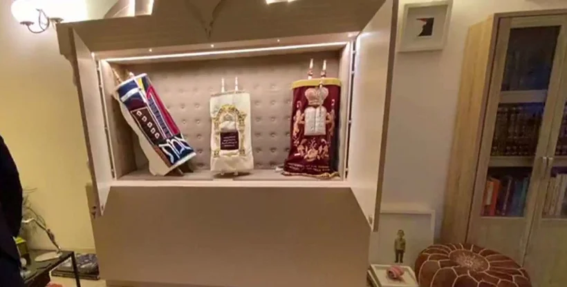 ספרי תורה בביתו של חבר הקהילה היהודית בדובאי