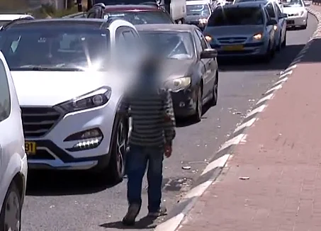 ילדים עומדים בצמתים ומבקשים נדבות מנהגים