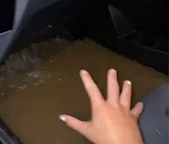 צעירה אמריקאית שנתקעה עם רכבה בשטפון תיעדה הכל בטיקטוק