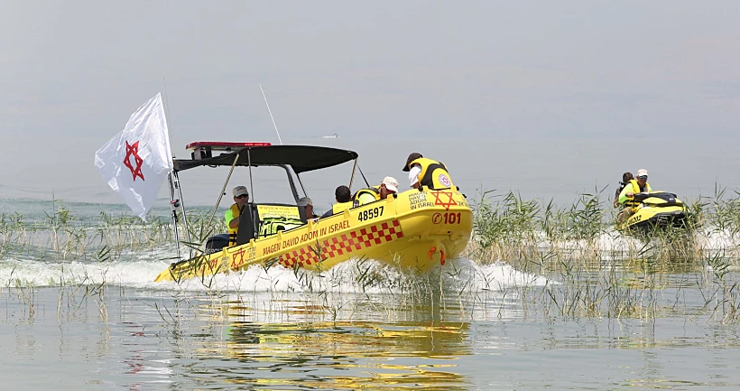 סירת הצלה של מד''א במאגר מים