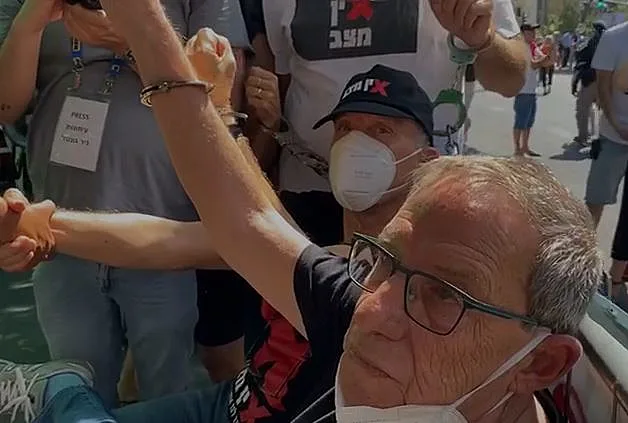 כרמי גילון, ראש השב''כ לשעבר, במחאת הדגלים השחורים