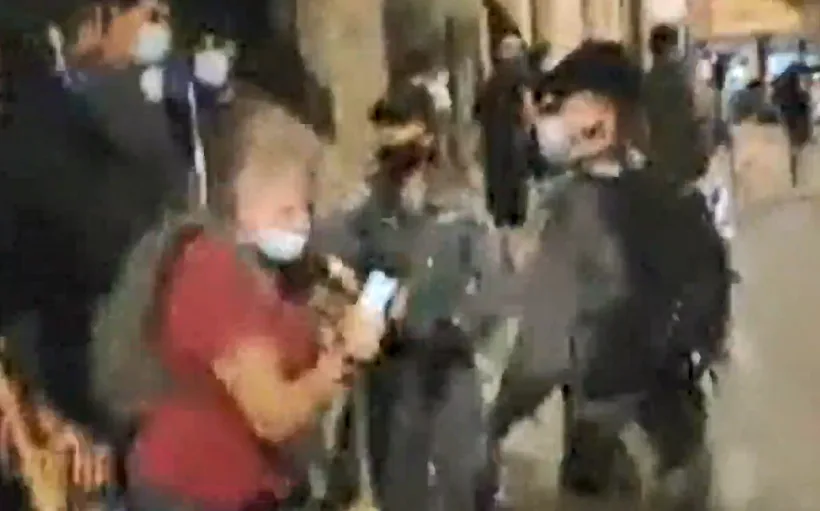 שוטרת מכה בפניה מפגינה מבוגרת בירושלים