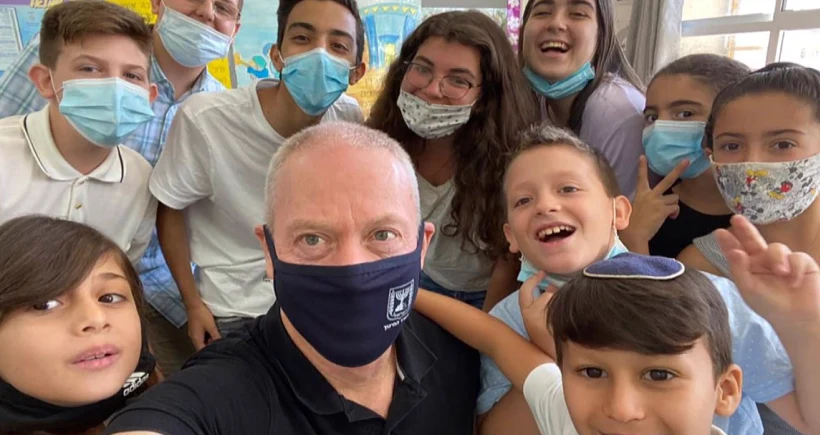 שר החינוך יואב גלנט עם תלמידים