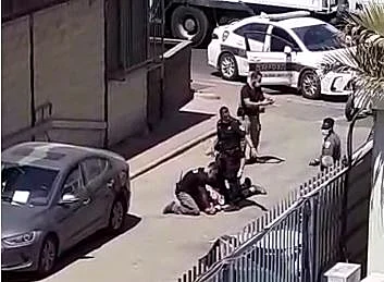 תיעוד ההשתלטות על החשוד בפיגוע בפתח תקווה