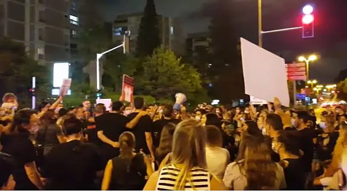 הפגנה בחולון נגד שחרור סייעות שעל פי החשד התעללו בפעוטות