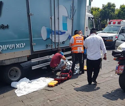 מקום התאונה שבה הולכת רגל נפגעה ממשאית בבני ברק