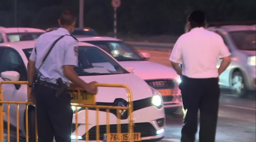 קצין משטרה באשדוד מפנה רכבים לעשות הקפה עם הרכב לאחר שהסגר נכנס לתוקפו