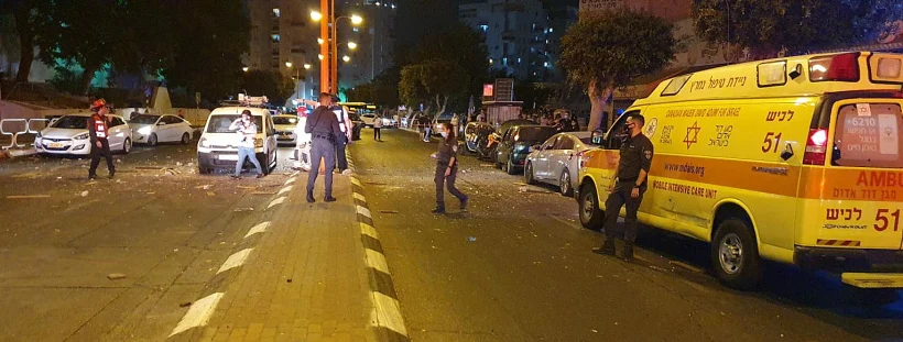 זירת נפילת הרקטה במרכז המסחרי באשדוד