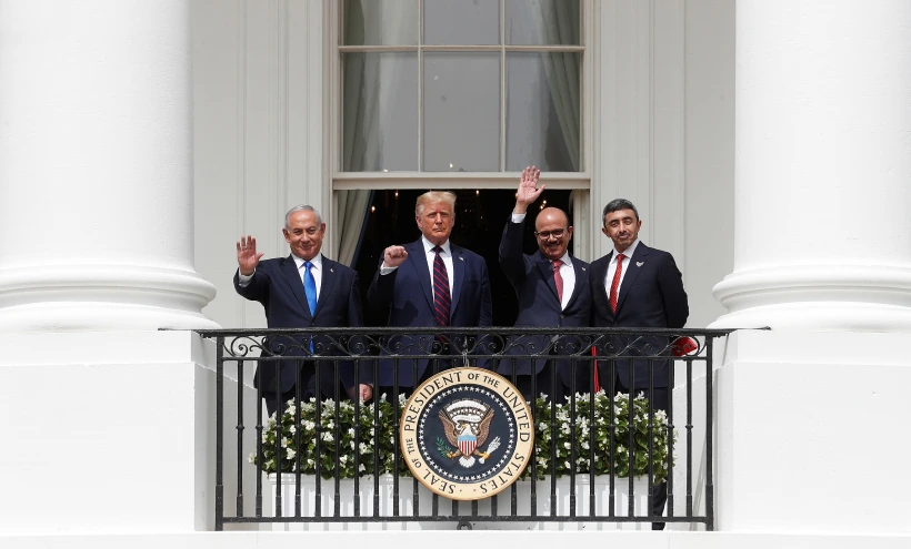 נשיא ארה''ב דונלד טראמפ, ראש הממשלה בנימין נתניהו, שר החוץ של איחוד האמירויות עבדאללה בן-זייד ושר החוץ של בחריין, עבד אל-לטיף אל-זיאני