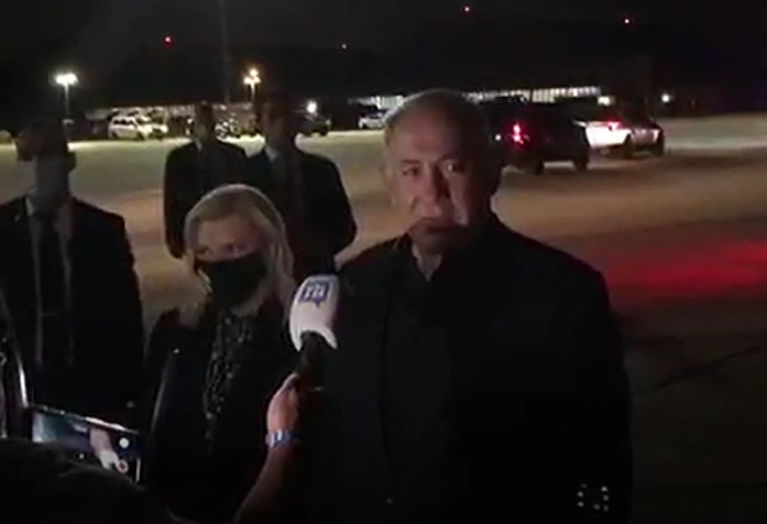 בנימין נתניהו מוסר הצהרה לתקשורת לפני עלייתו למטוס חזרה לארץ