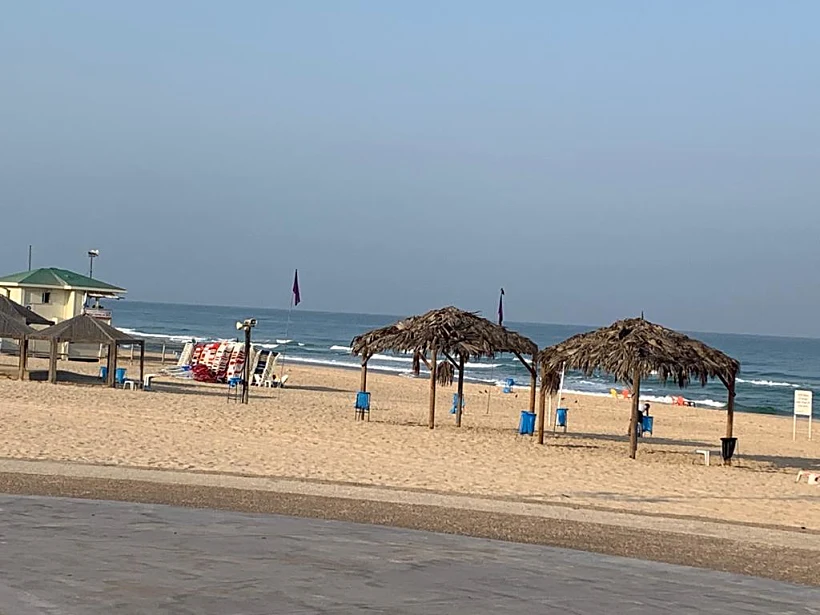 חוף בראשון לציון ריק מאדם