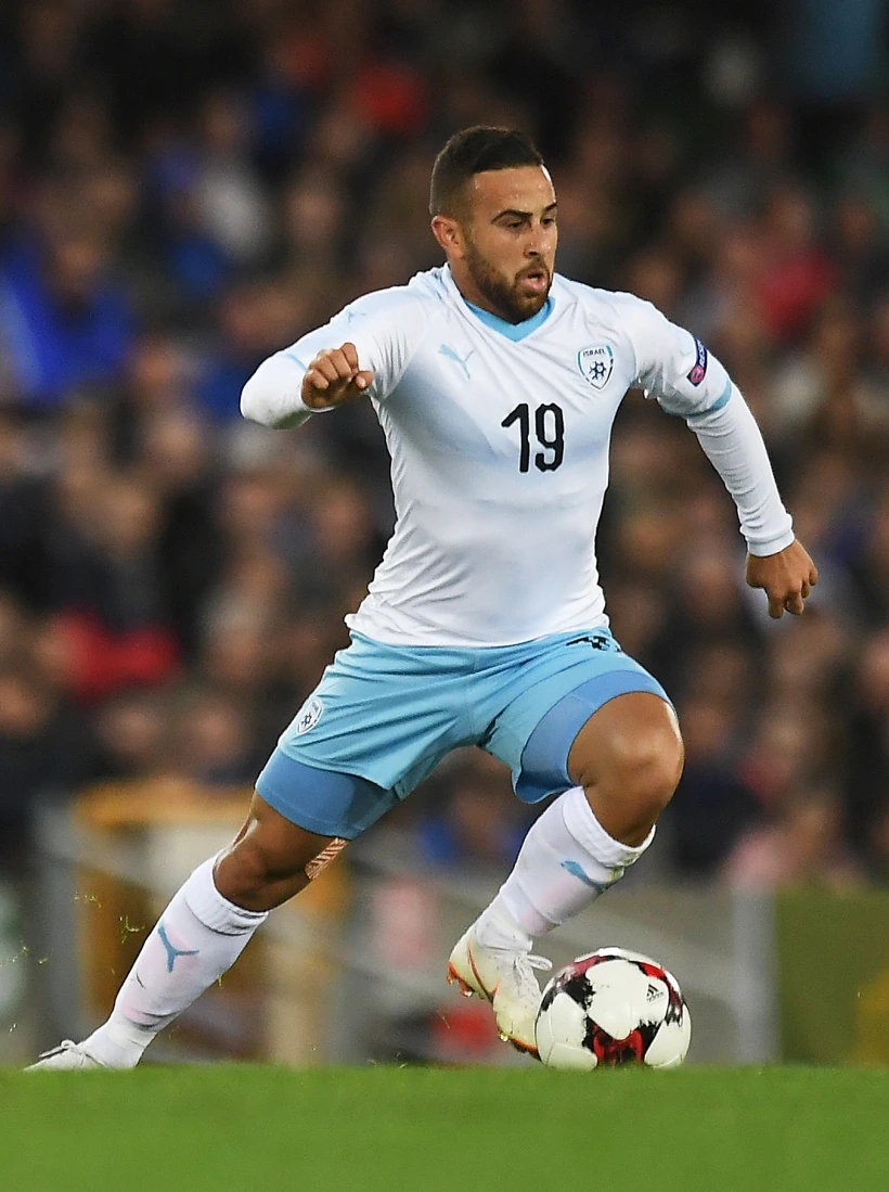 שחקן הכדורגל דיא סבע במדי נבחרת ישראל