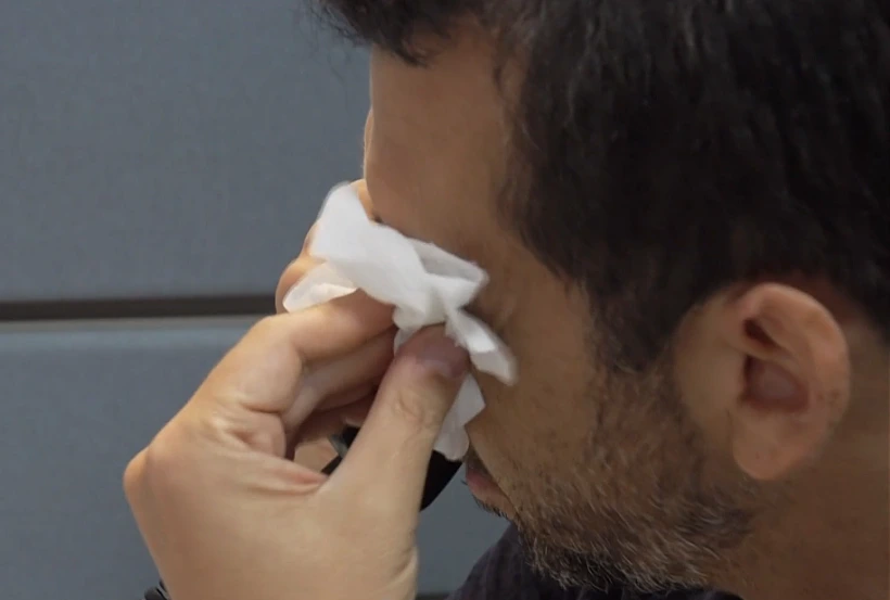 גיא לרר בשיחת טלפון עם אחת ממבקשי הסיוע