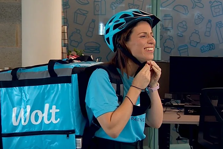 הילה קורח מתכוננת למסור משלוח בוולט