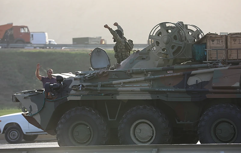 לוחם אזרי על טנק נוסע ברחובות באקו, אזרבייג'ן, אחרי שפרצו הקרבות נגד ארמניה בנגורנו קרבאך