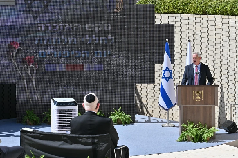 שר הביטחון וראש הממשלה החליפי בני גנץ נואם בטקס זיכרון לחללי מלחמת יום הכיפורים